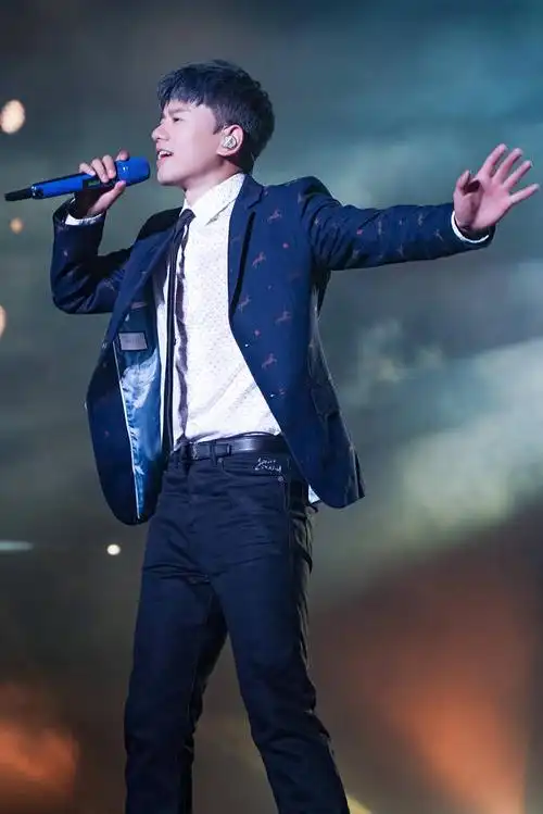 一线| 张杰上海开唱谢娜激动到哭 陈学冬郭敬明久违同框