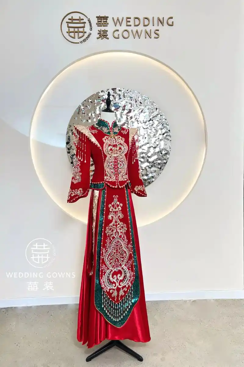 撞色秀禾,出场就是王炸#婚纱礼服馆 #秀禾 #中式婚礼#中式 - 抖音