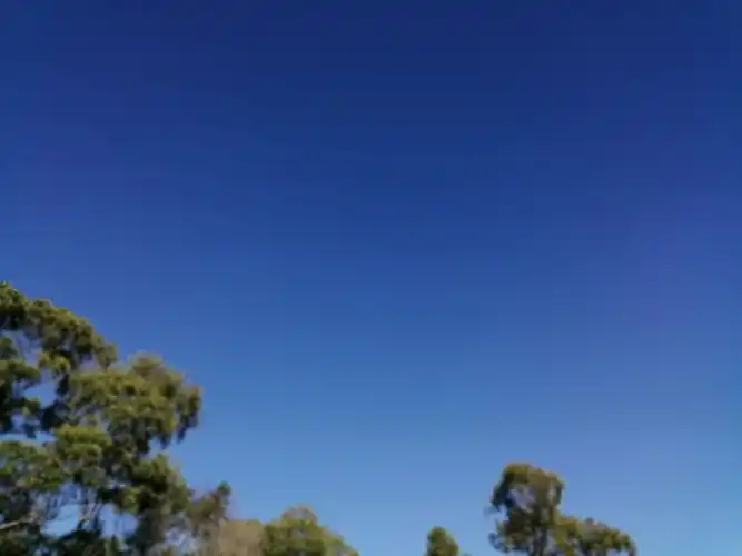 至少,孩童们的心会像这片蓝天,那样的纯,那样的净.