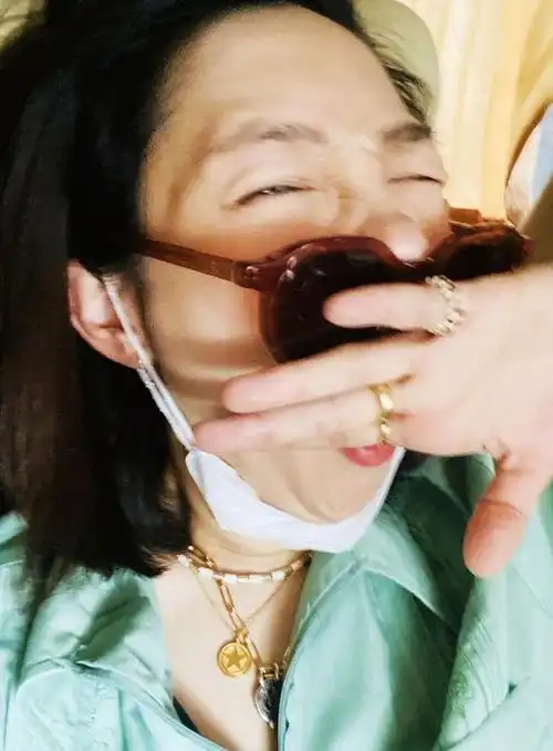 白百何赶路也不忘自拍,一只手3个金戒指抢镜,脖子上挂满项链