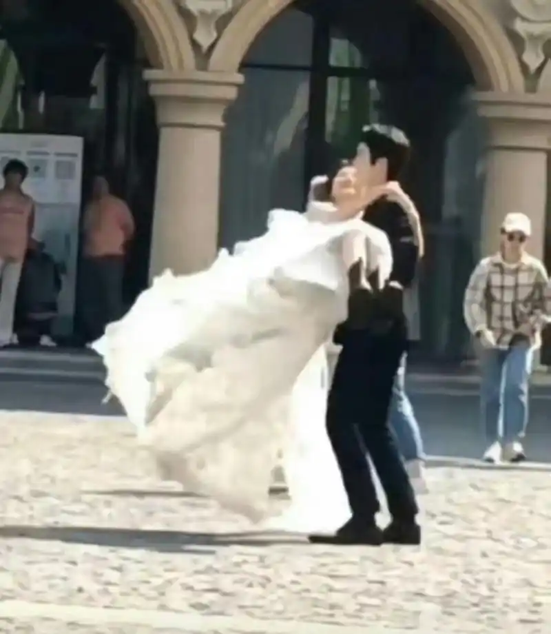 许凯公主抱谭松韵路透96  92 哇!许凯的公主抱真的好有魅力啊!