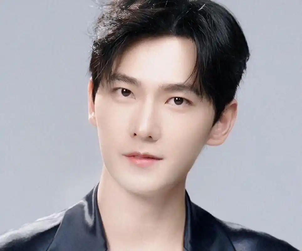 杨洋在电视剧《我的人间烟火》中的表现让他成为全网嘲笑的对象,身高