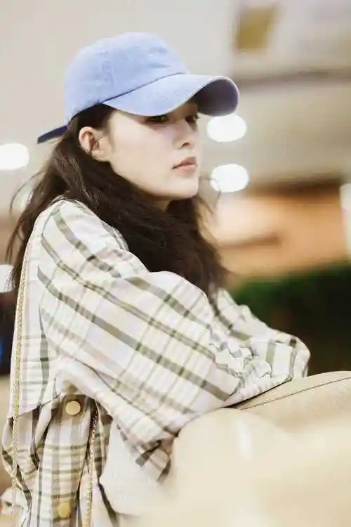 李沁的穿搭品味升级了,穿格纹风衣配毛衣走机场,鸭舌帽更显气质-发簪