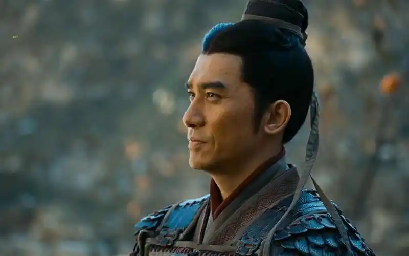 梁朝伟 穿古装骑小电炉去参加活动,到新开的动物园拥抱大熊猫