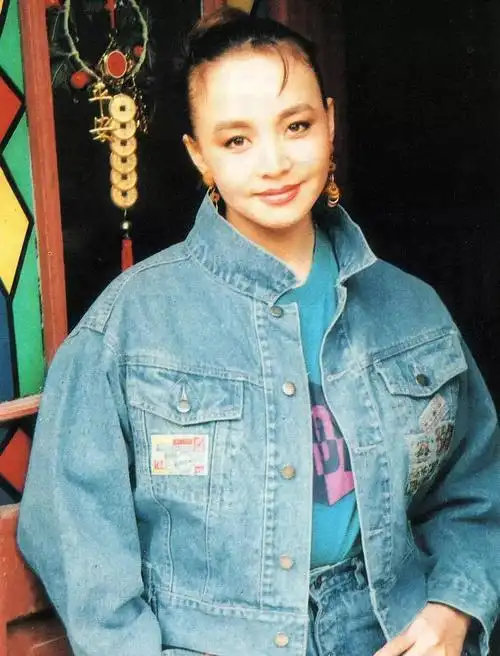 宋丹丹年轻时的蔡明是传统美女典型的弯弯柳叶眉,大眼睛加上樱桃小嘴