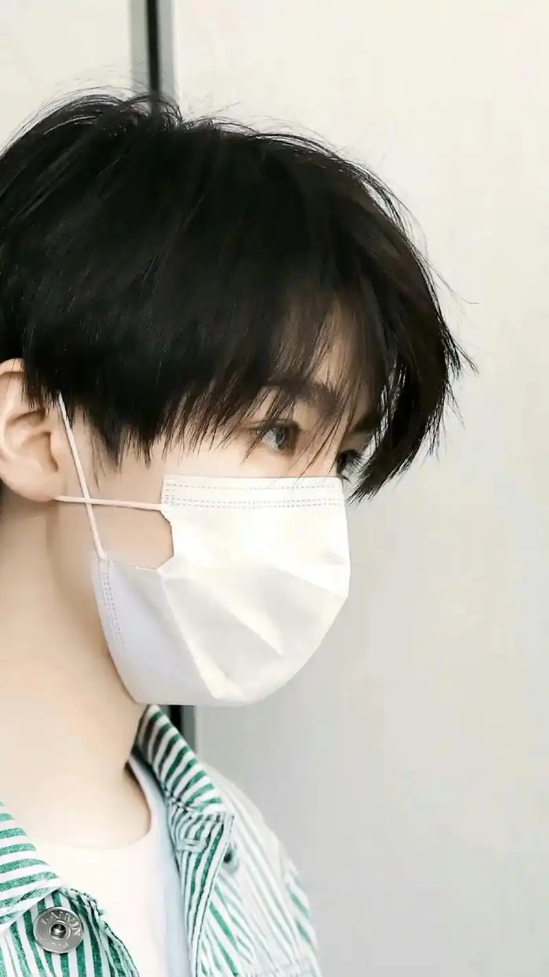 王俊凯 #口罩眼神杀 - 抖音