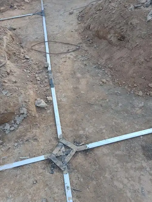 输油管沟防雷扁铁铺设完成