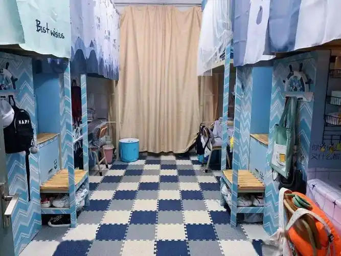 本科生寝室全部为四人寝,上床下桌,宿舍床尺寸为185*80至190*90(测量