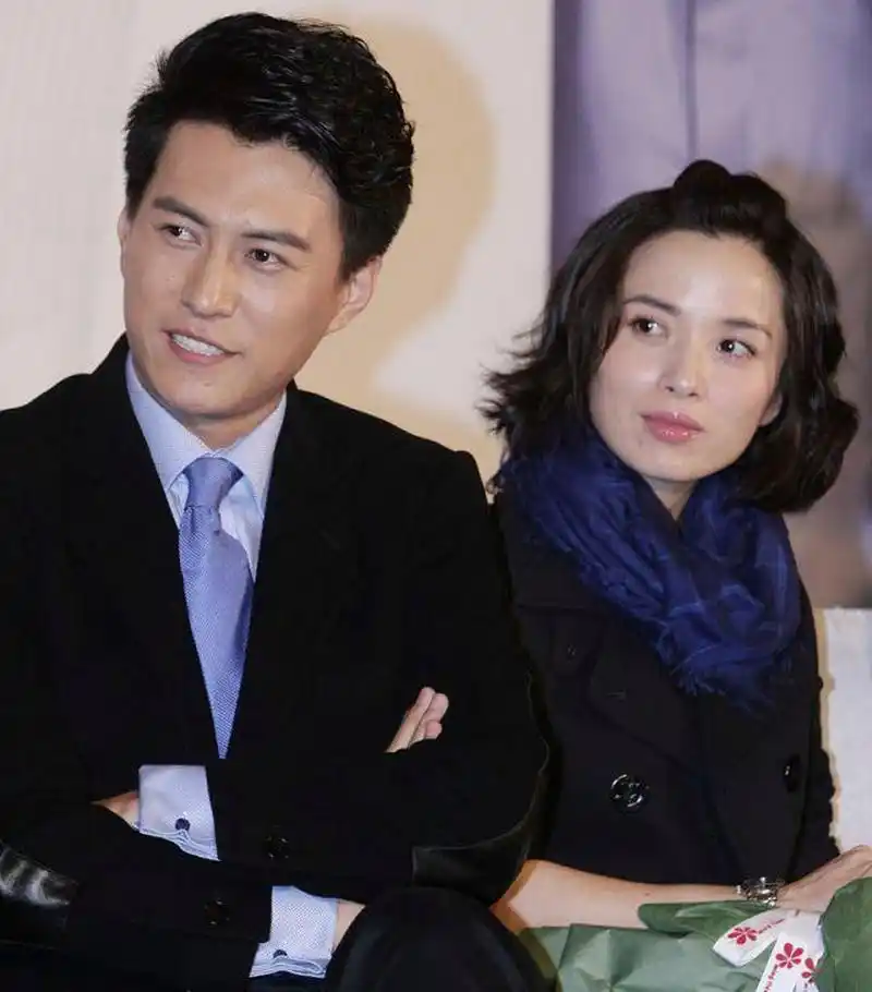 靳东与妻子李佳同框, 甜蜜对视,温馨感人, 夫妻默契感十足.