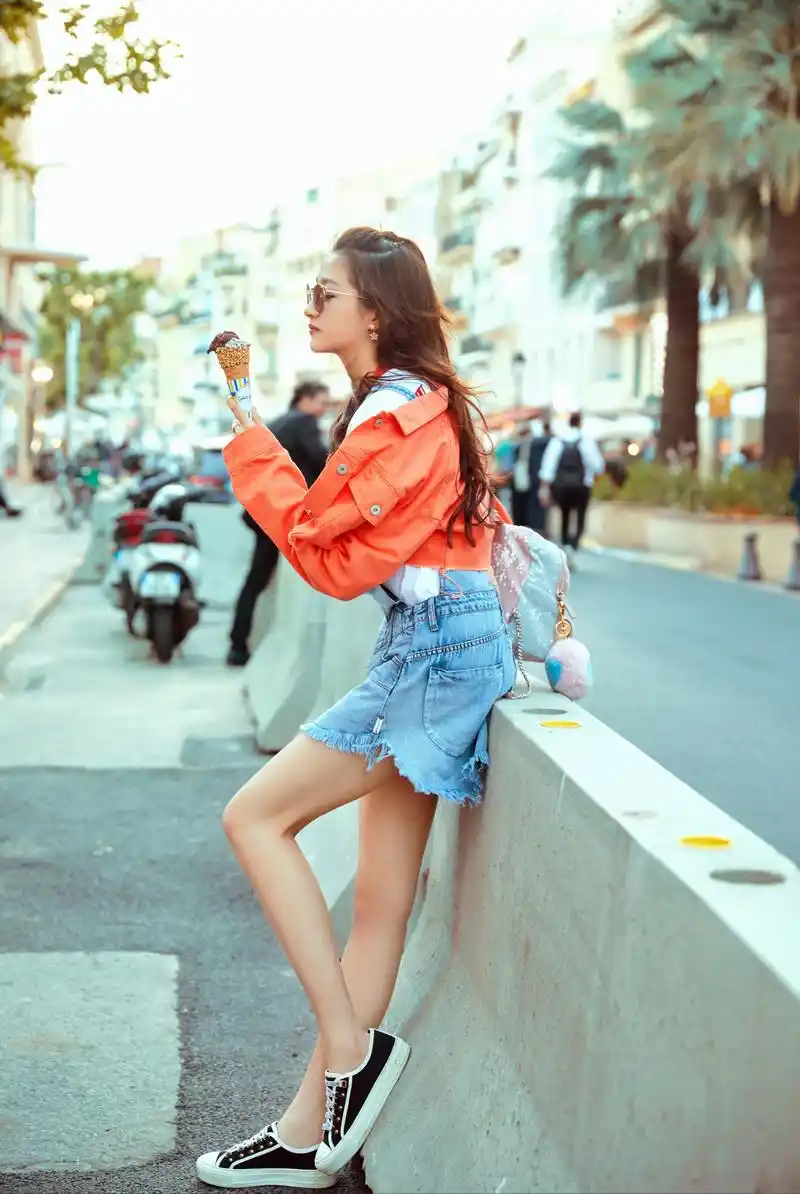 关晓彤戛纳街头吃冰激淋,大长腿美到发光