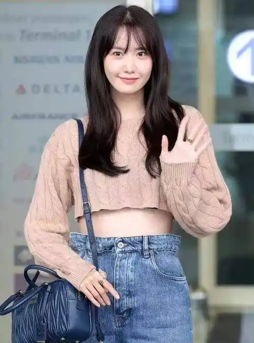 林允儿的腰是不是太细了?肚脐形针织?