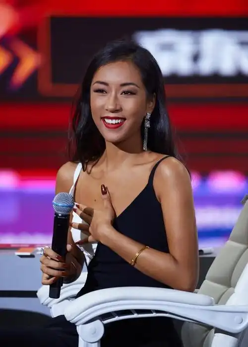 有一种"养眼"叫吉克隽逸!早期走活动的她,被"大白牙"抢镜啊