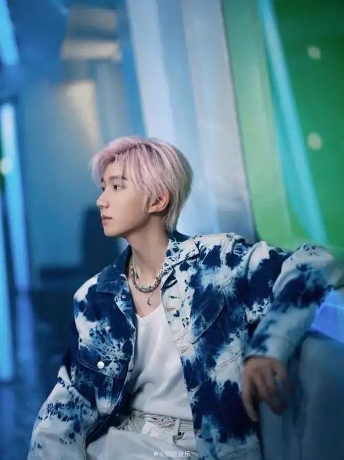 《下个路口》完整版今日上线,唱作人@tfboys-王源在mv中限定粉发造型