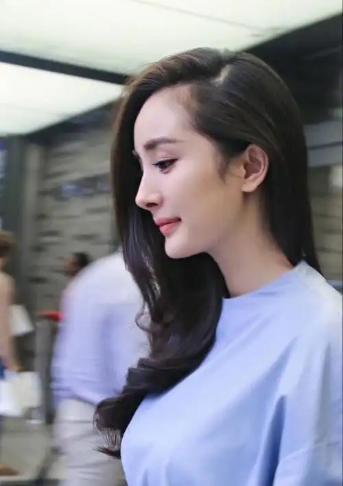 娜扎五官精致立体,鼻梁高挺,所以侧面来说,也算是有个七八分了.