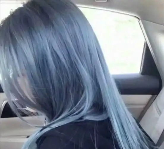 风格头像: 蓝色发色系真人女生头像