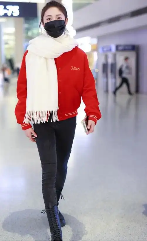 袁冰妍穿大衣配紫色围巾超清新围巾保暖又好凹造型冬季必备