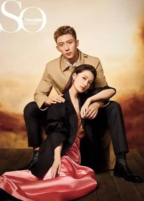 李沁黄景瑜怦然心跳大片,同款打底t恤配同框风衣,cp感十足_热播_外套