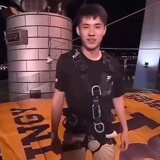 刘昊然穿黄裤子吊威亚,强大实力藏不住了!