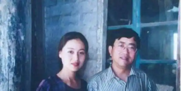 原创为照顾病重余秋雨一月只留40元的李红被抛弃后后来如何了