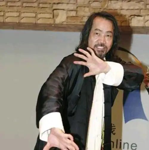 元华偷袭李小龙成功之后,李小龙非但不生气,反而更喜欢他