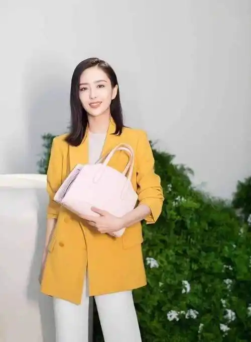 佟丽娅最新写真,编发头巾造型彰显独特,什么风格都能hold住!