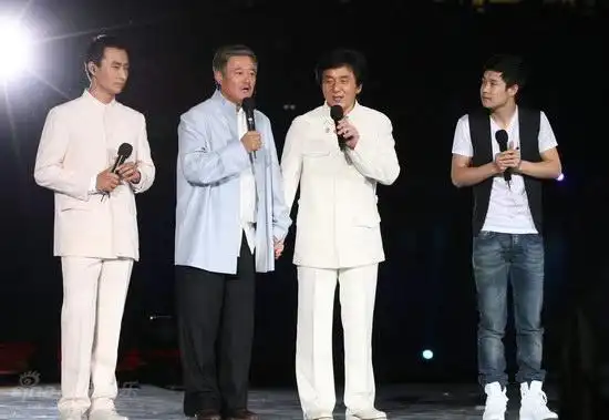 图文成龙鸟巢演唱会成龙赵本山比年龄