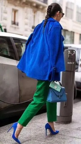 颜色搭配在一起会有一种复古的华丽感,如果你想尝试,可以选择用 蓝色