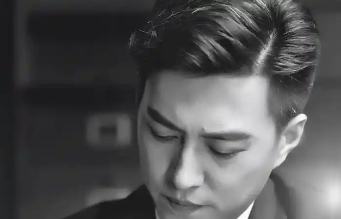 片中,靳东梳着大背头,穿着西服,走路带风,颇有几分都市精英的气质.