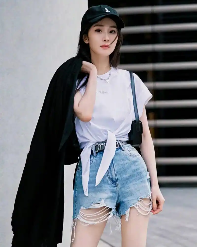 杨幂# 身穿牛仔短裤,白皙性感大长腿惹人眼