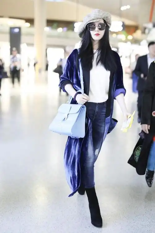 范冰冰街拍:丝绒开衫破洞牛仔裤 delvaux手袋麂皮靴时髦优雅