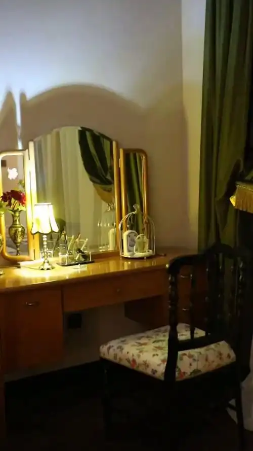 晚上的时光一盏灯点亮卧室的氛围一角