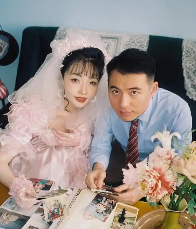 高晓松前妻晒照庆结婚3周年,婆婆比她还漂亮,两人同框似姐妹