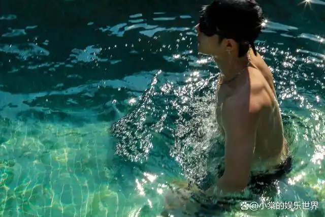 肖战泳池湿发大片!肌肉线条完美,眼神好欲好撩人!