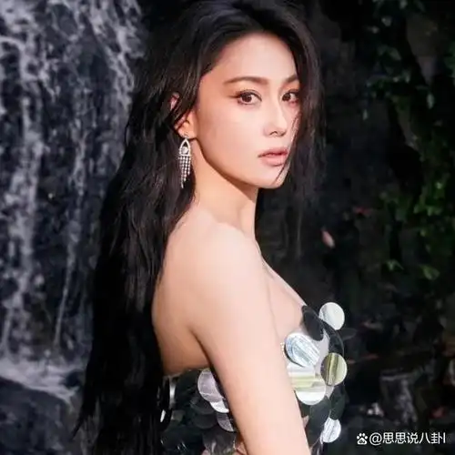 知名女星张馨予一袭银色鱼鳞片低胸长裙,展现出性感和优雅的气质