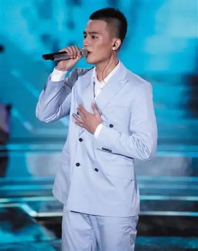 在"快男"的舞台上,欧豪以饶舌嘻哈风吸引了一批迷妹.