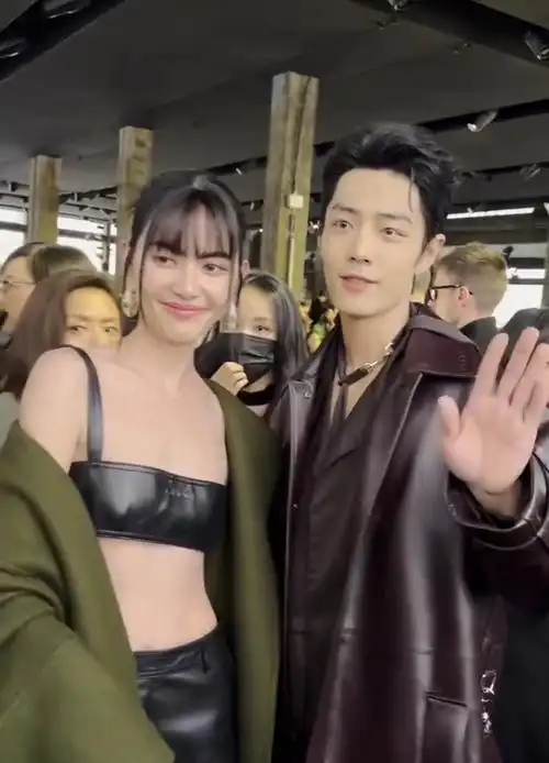 肖战和泰国女星同框亮相,对方穿皮质文胸身材辣,肖战害羞不敢看_mai