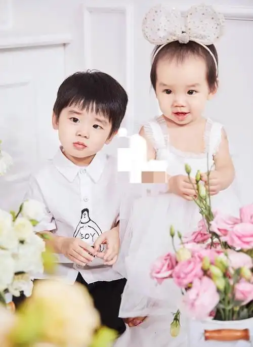 黄英曹帅全家福曝光俩萌娃高颜值实力抢镜夫妻感情恩爱如初