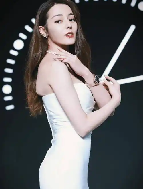 热巴才是真正的"生图杀手"!当她侧身拍照那一刻,蝴蝶臀藏不住了_身材_