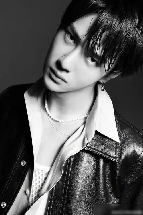 王一博封面大片穿白衣渔网戴珍珠项链时尚感桀骜不驯