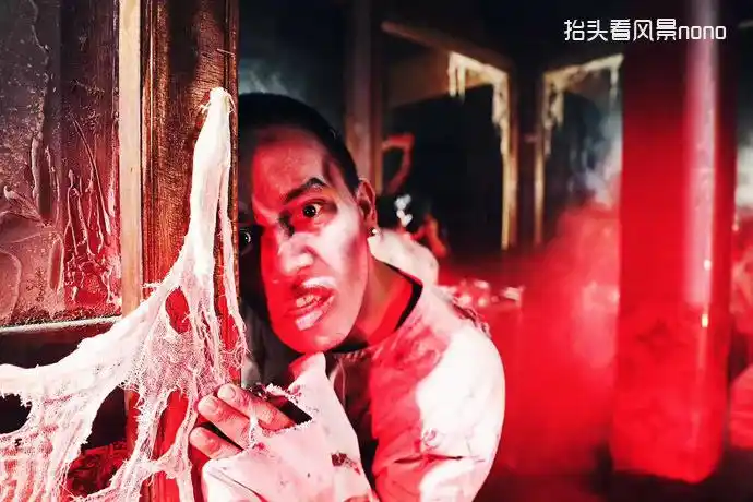 以闹鬼的荒废医院作背景,手持灵异探测电筒作为工具,在血腥的诊疗室