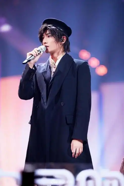 杨洋彩排素颜照脸部疑受伤 戴假发贝雷帽亮相帅气