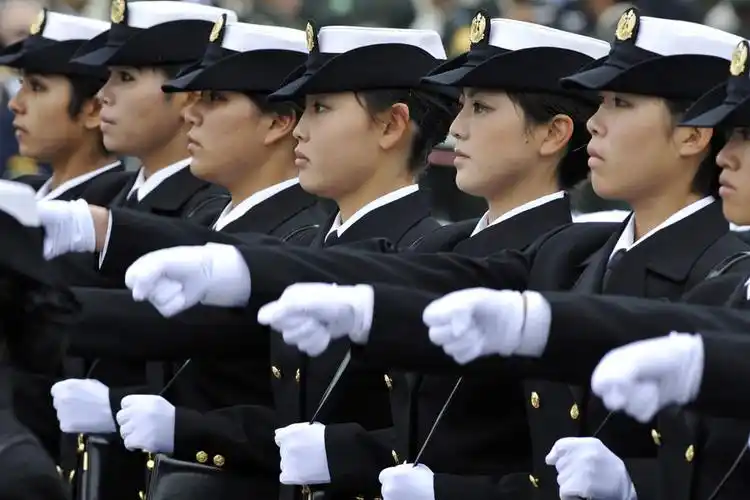 日本举行盛大阅兵式 新式坦克首次亮相