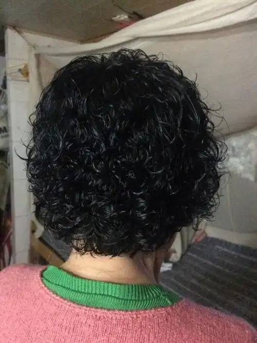 快要过年的时候妈妈总会给奶奶烫美美的卷发