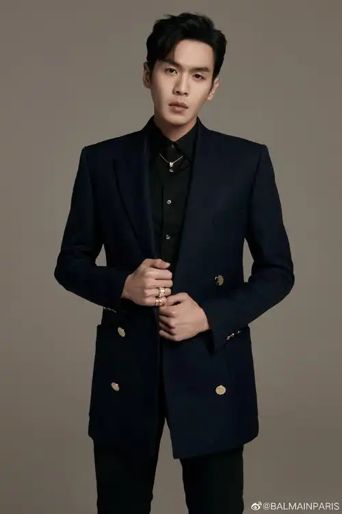 @张若昀 身着 #balmain2021早春系列# 藏蓝... 来自balmain - 微博