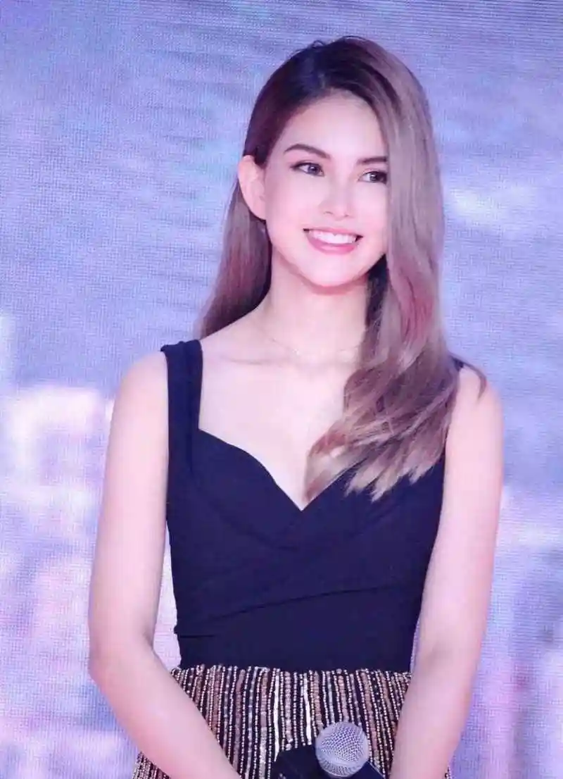 在摩天营救中昆凌惊艳亮相,在其中昆凌演的反派,动作戏也是驾驭自如