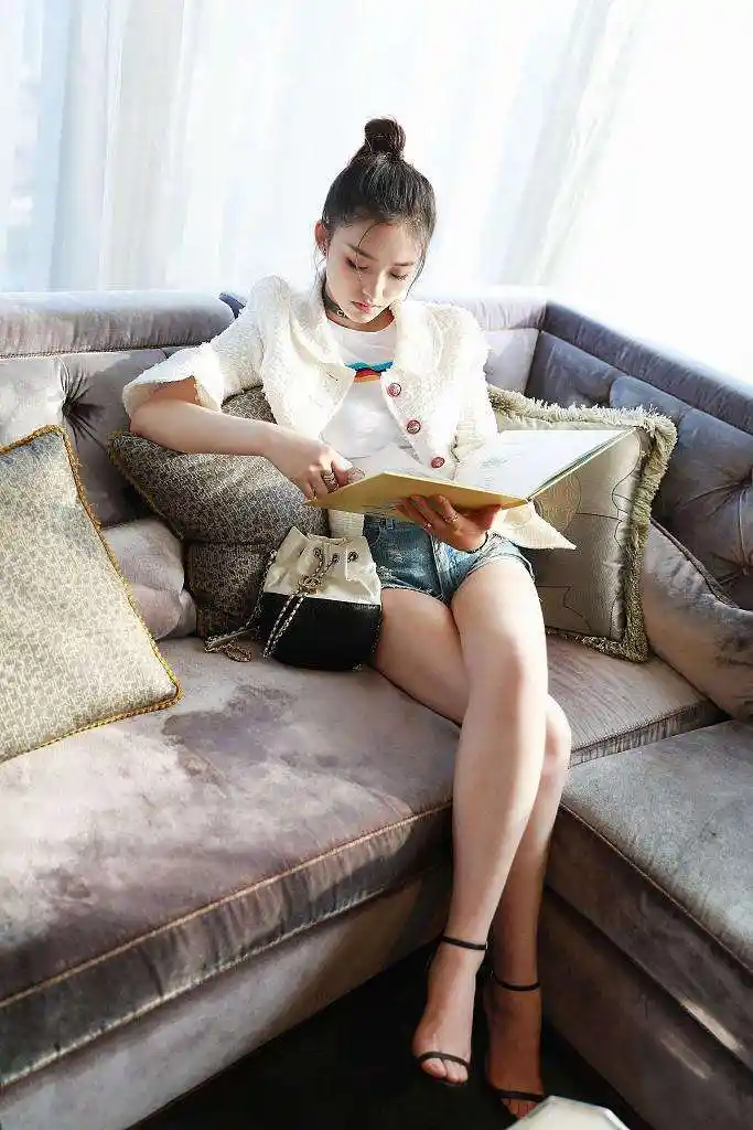 林允疑是减肥用力过猛导致双腿淤青,网友:小允子你悠着点!