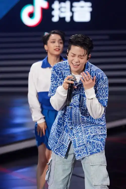 刘逸云超话闪耀舞台,燃点气氛,轻快的步伐,如舞台上的蓝色精灵,有