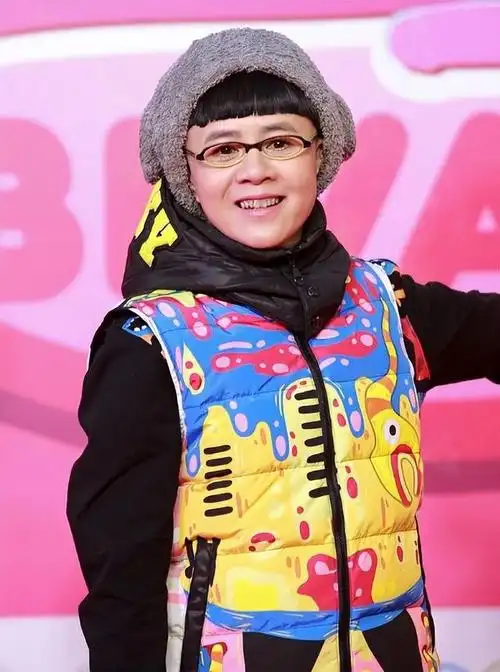 形象愈发怪异却高调敛财,"金龟子"刘纯燕或晚节不保?