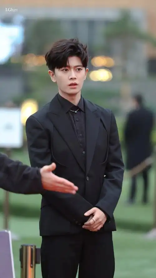 出席活动每个造型都绝美,不过我觉得国超哥哥私服更好看@任嘉伦allen