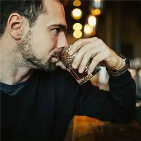 喝酒的头像男生英俊的帅气欧美在酒吧的图片